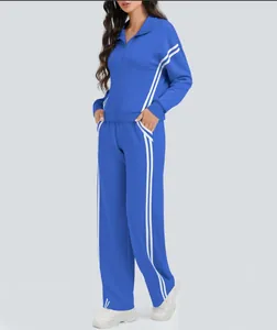Primer plano del chándal azul real de dos piezas para mujer con rayas blancas y cremallera