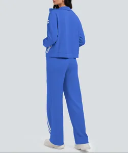 Vista trasera detallada del chándal azul de dos piezas con pantalones de rayas y chaqueta