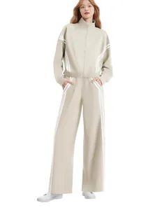 Vista completa del chándal beige para mujer que resalta las rayas blancas y el corte ancho