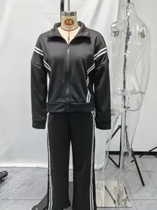 Chándal negro de dos piezas con rayas en contraste, chaqueta con cremallera y pantalón ancho.