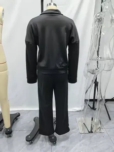 Vista trasera detallada de un chándal deportivo negro de dos piezas para mujer en maniquí.