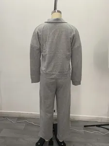 Vista trasera de un conjunto deportivo casual gris de dos piezas para mujer en un maniquí