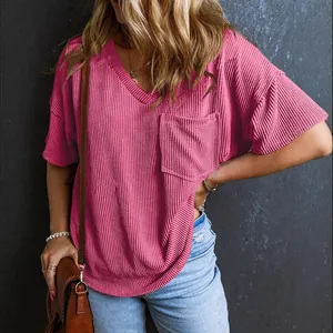 Elegante top da donna rosa con scollo a V, maniche corte e trama a costine fine.