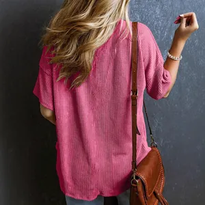 Elegante top rosa testurizzato a maniche corte con scollo a V da donna, vestibilità casual