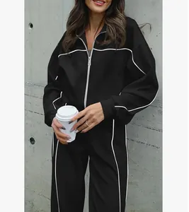 Détail de l'ensemble de sport 2 pièces noir pour femme avec liseré blanc et zip.