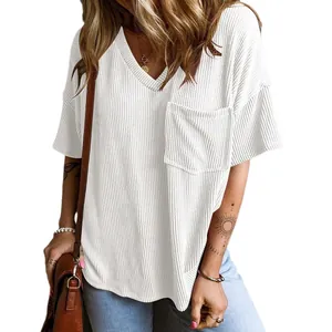 Elegante top bianco a maniche corte con scollo a V, trama a costine e tasca frontale applicata