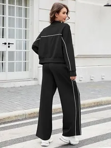 Élégante vue arrière de l'ensemble de jogging noir deux pièces pour femme à liserés blancs