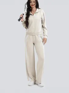 Conjunto de chándal beige de dos piezas para mujer con rayas y pantalones de pierna ancha