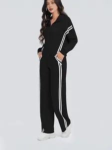 Chándal de dos piezas negro para mujer con rayas blancas laterales y chaqueta con cremallera