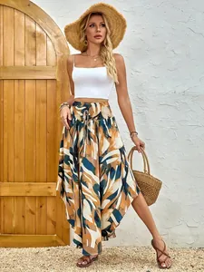 Ganzkörperansicht einer Frau in einem fließenden Maxirock im Boho-Stil für den Sommerurlaub.