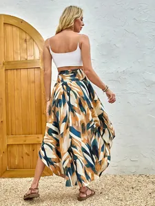 Rückansicht von Boho-Midirock mit lebhaftem Wellenprint und gesmokter hoher Taille