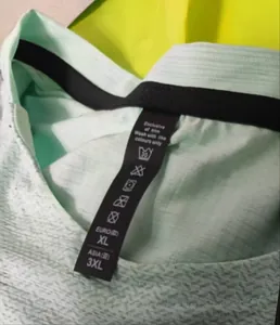 Detail van het maatlabel op een sneldrogend heren sport T-shirt in maat XL en 3XL