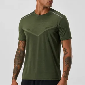 Gedetailleerde weergave van heren sport t-shirt in legergroen met ademende mesh stof