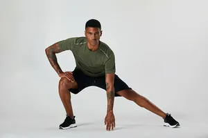 Actiefoto van heren sneldrogend olijfgroen sport-T-shirt voor fitnesstraining sport