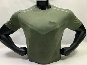 Heren sport t-shirt in olijfgroen, sneldrogend met een gestructureerd compressiepatroon