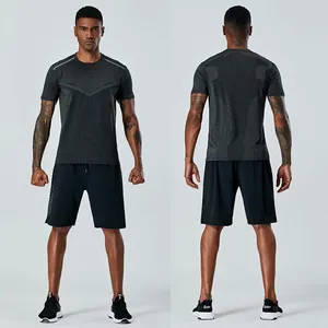 Voor- en achteraanzicht van de sneldrogende sport t-shirt en shorts set voor heren