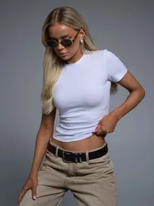 Λεπτομέρεια ενός λευκού slim-fit κοντομάνικου T-shirt με στρογγυλή λαιμόκοψη σε μοντέλο
