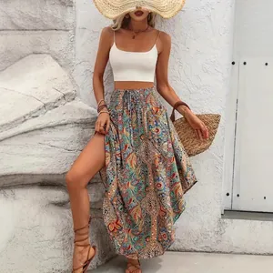 Gonna lunga bohémien con stampa paisley, vita alta e spacco laterale per le vacanze.