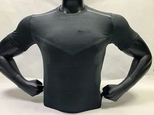 Detailweergave van de ademende honingraattextuur van dit sport-T-shirt voor heren