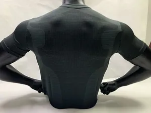 Gedetailleerd achteraanzicht van een zwart compressie t-shirt voor heren voor fitness.