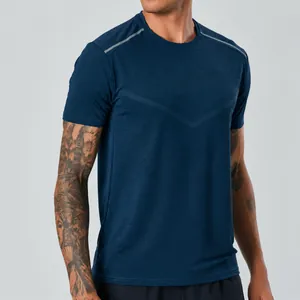 Detailopname van sneldrogend sport-T-shirt voor heren in de kleur donkerblauw