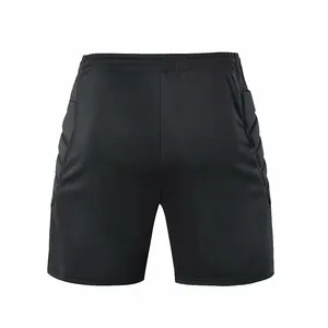 Détail de la vue arrière du short de gardien de but noir avec rembourrage de protection