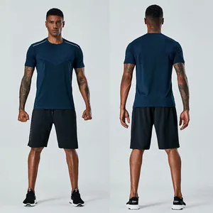 Voor- en achterkant detail van een donkerblauw sneldrogend sport-T-shirt
