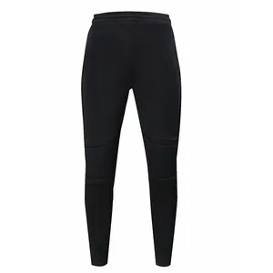 Vue détaillée d'un pantalon de gardien de but noir avec rembourrage de protection aux genoux