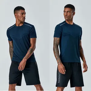 Detailweergave van sneldrogend marineblauw herensport-T-shirt en zwarte hardloopshort.