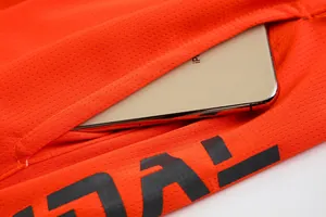 Detailansicht der praktischen Seitentasche eines atmungsaktiven orangefarbenen Basketballtrikots