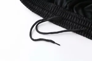 Gros plan sur la taille élastique et le cordon de serrage du pantalon de gardien