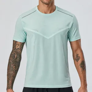 Detail van mintgroen sneldrogend sport-T-shirt voor heren met ademend meshweefsel