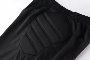 Gros plan sur le rembourrage de protection renforcé du short de sport noir de gardien