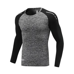Dettaglio maglia a compressione grigia a maniche lunghe nere con inserti riflettenti