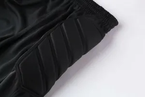 Détail du short de gardien de but rembourré avec protection latérale renforcée, noir.