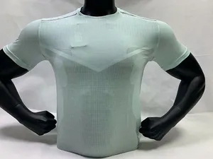 Detailopname van mintgroen sport-T-shirt voor heren met getextureerd gebreid ontwerp