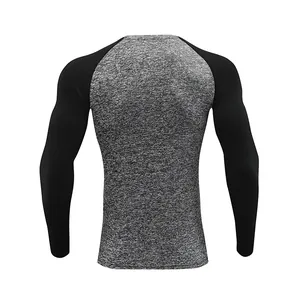Vista posteriore di maglia a compressione sportiva a maniche lunghe grigio nero traspirante
