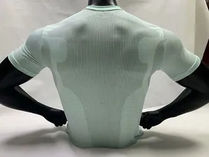 Detailweergave van de achterkant van een mintgroen sneldrogend sport-T-shirt voor heren