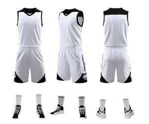 Mehrwinkelansichten von weißem, schnelltrocknendem Basketballtrikot- und Shorts-Set mit Schuhen