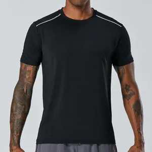 Close-up van een zwart sneldrogend sport-T-shirt voor heren met reflecterende strepen
