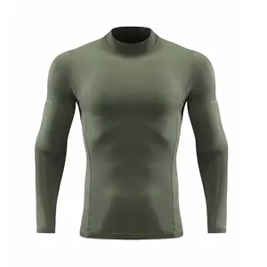 Detailansicht eines professionellen olivgrünen Kompressionsshirts für Herren mit Stehkragen