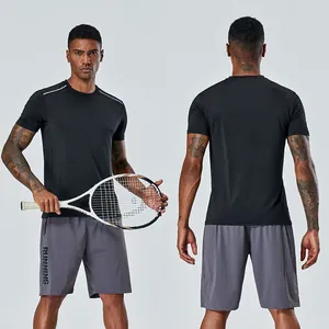 Sneldrogende sportset voor heren met T-shirt en short, gedetailleerd voor- en achteraanzicht