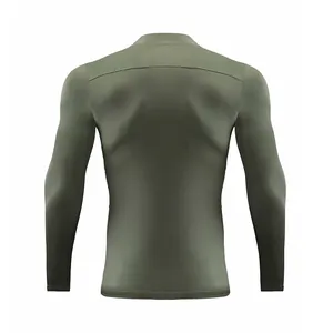 Detaillierte Rückansicht eines olivgrünen Herren-Langarm-Kompressions-Sportshirts