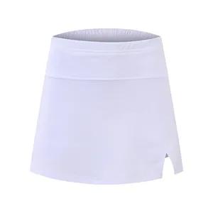 Vorderansicht eines weißen Profi-Tennis-Skorts für Damen mit modischem Seitenschlitz.