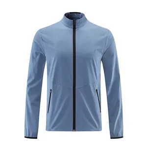 Vista frontal de chaqueta deportiva azul claro para hombre con cremallera negra