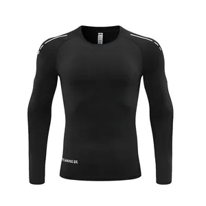 Primo piano di una maglia a compressione nera a maniche lunghe con strisce riflettenti