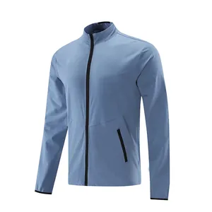 Vista detallada de la chaqueta deportiva azul claro para hombre con cuello alto y cremallera