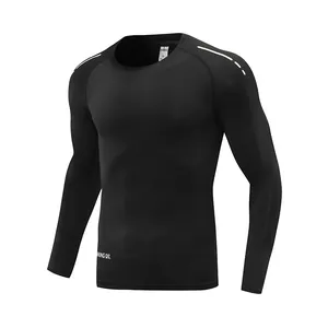 Dettaglio della maglia a compressione nera a maniche lunghe per sport e fitness attivo.