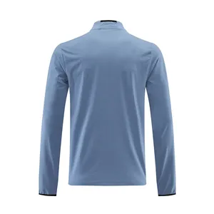 Vista posterior de una chaqueta deportiva azul para hombre con cuello alto y manga larga