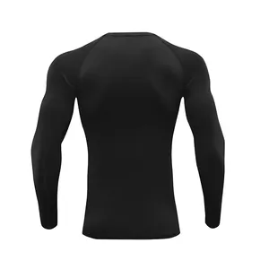 Vista posteriore di una maglia a compressione nera a maniche lunghe per uomo e bambini